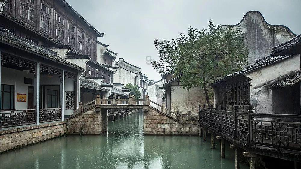 和平精英中的枪械你最中意哪两把？平时最喜欢背的是什么？游戏画面